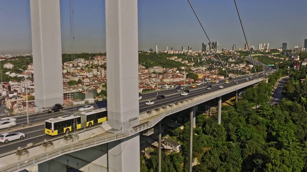 Istanbul Turkey Aerial v72 low drone fly along martyrs bridge across bosphorus strait towards ortaköy beşiktaş capturing the traffic crossing with cityscape view - Shot with Mavic 3 Cine - July 2022视频素材