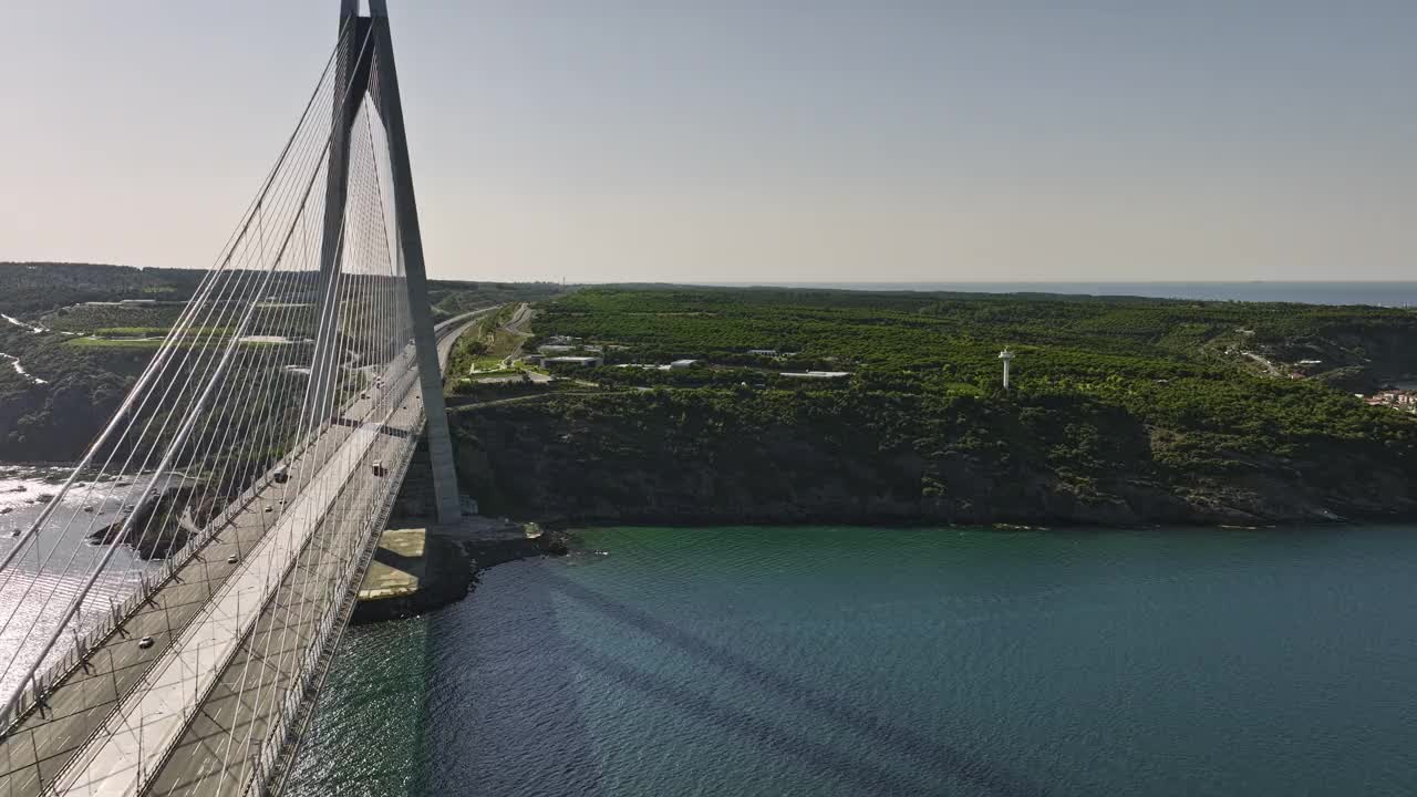 Istanbul Turkey Aerial v92 flyover bosphorus strait towards sarıyer, fly around yavuz sultan selim bridge capturing traffics crossing the waterway and beykoz view - Shot with Mavic 3 Cine - July 2022视频素材