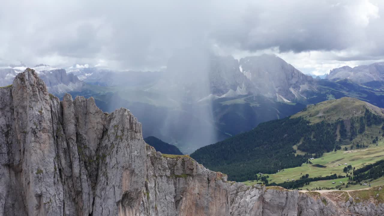 暴雨在山谷，从塞塞达山脊线在白云石视频素材