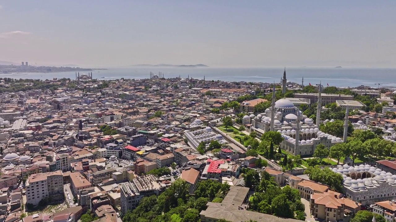 Istanbul Turkey Aerial v4 panoramic view flyover eminönü capturing mosques, harbor, cityscape and where bosphorus strait and golden horn estuary meets marmara sea - Shot with Mavic 3 Cine - July 2022视频素材