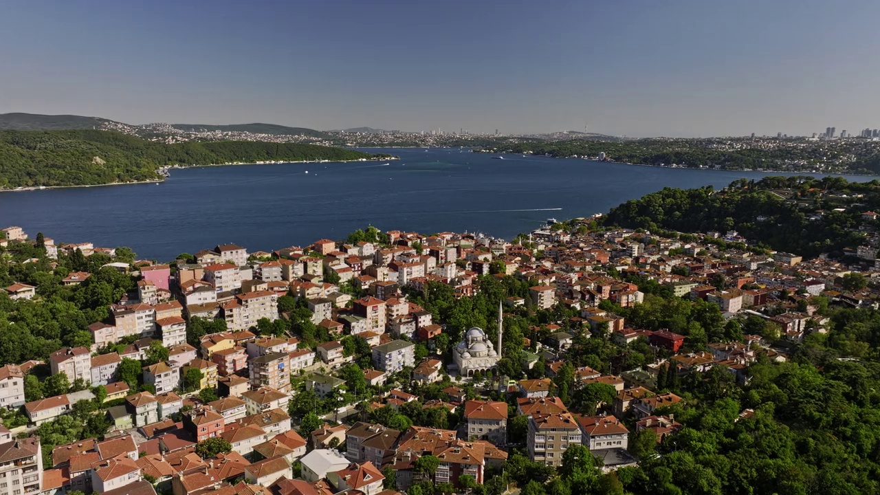 Istanbul Turkey Aerial v87 drone flyover merkez neighborhood capturing beykoz cityscape overlooking at sarıyer on the european shore across bosphorus strait - Shot with Mavic 3 Cine - July 2022视频素材