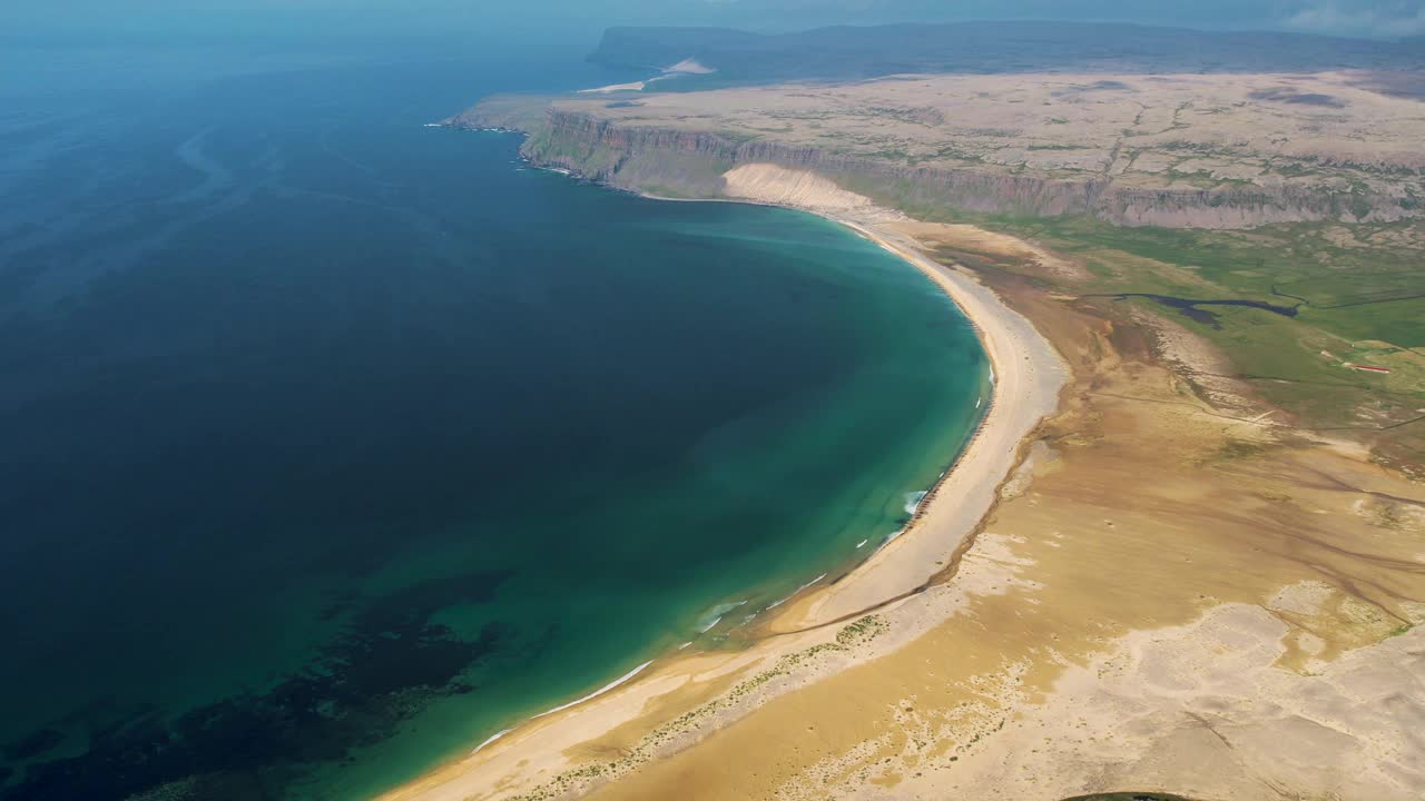 冰岛西峡湾通古里夫黄金海滩的鸟瞰图。视频素材