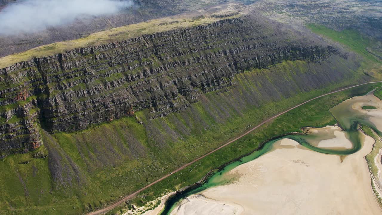 冰岛西峡湾通古里夫黄金海滩的鸟瞰图。视频素材