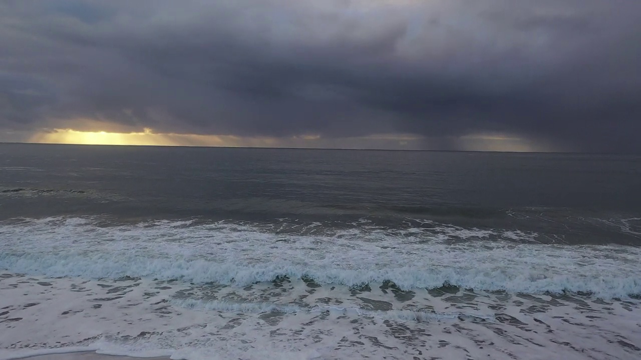 沙滩沙滩和海浪运行高清视频素材