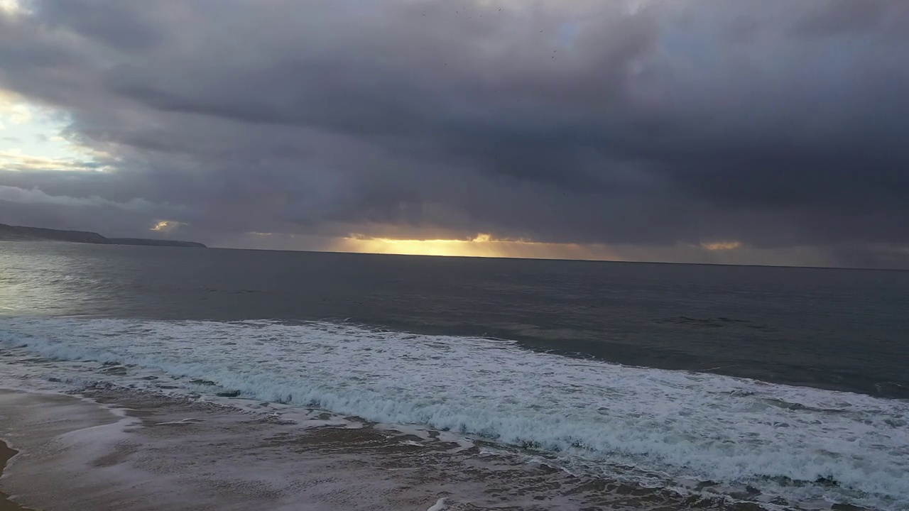 沙滩沙滩和海浪运行高清视频下载