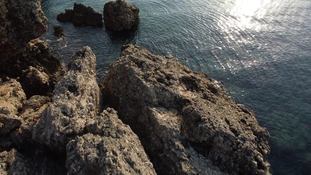 无人机拍摄的地中海岩石海岸线视频下载