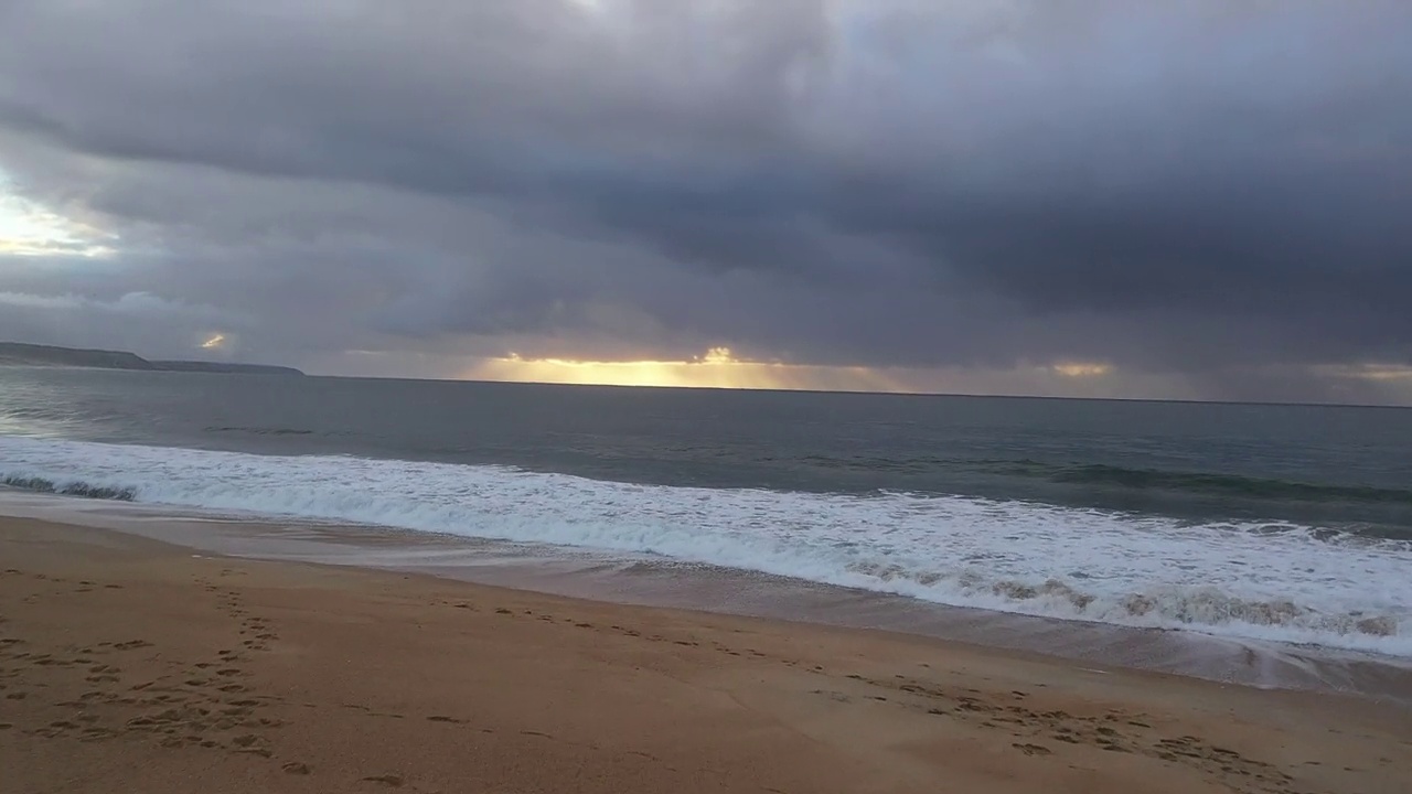 沙滩沙滩和海浪运行高清视频素材