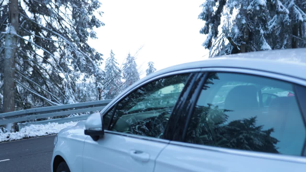 汽车停在高山区霜雪覆盖的街道上视频素材