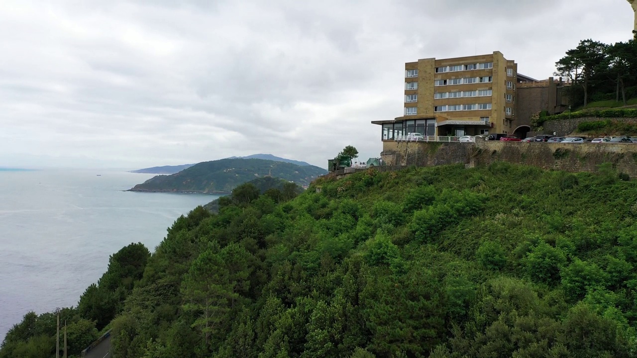 西班牙巴斯克地区Gipuzkoa的圣塞巴斯蒂安山上城堡的鸟瞰图。
．视频素材