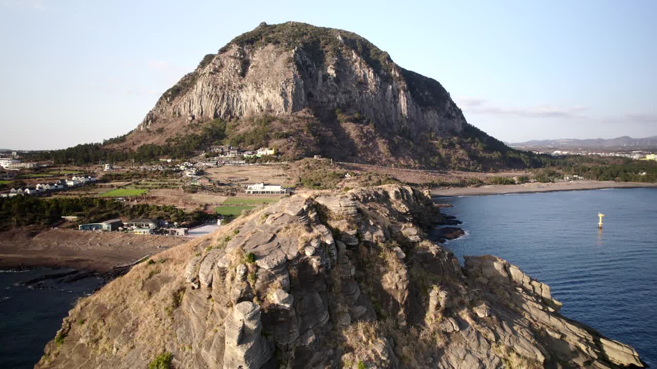 韩国济州岛西归浦市山帮山、龙美里海滩和大海视频素材