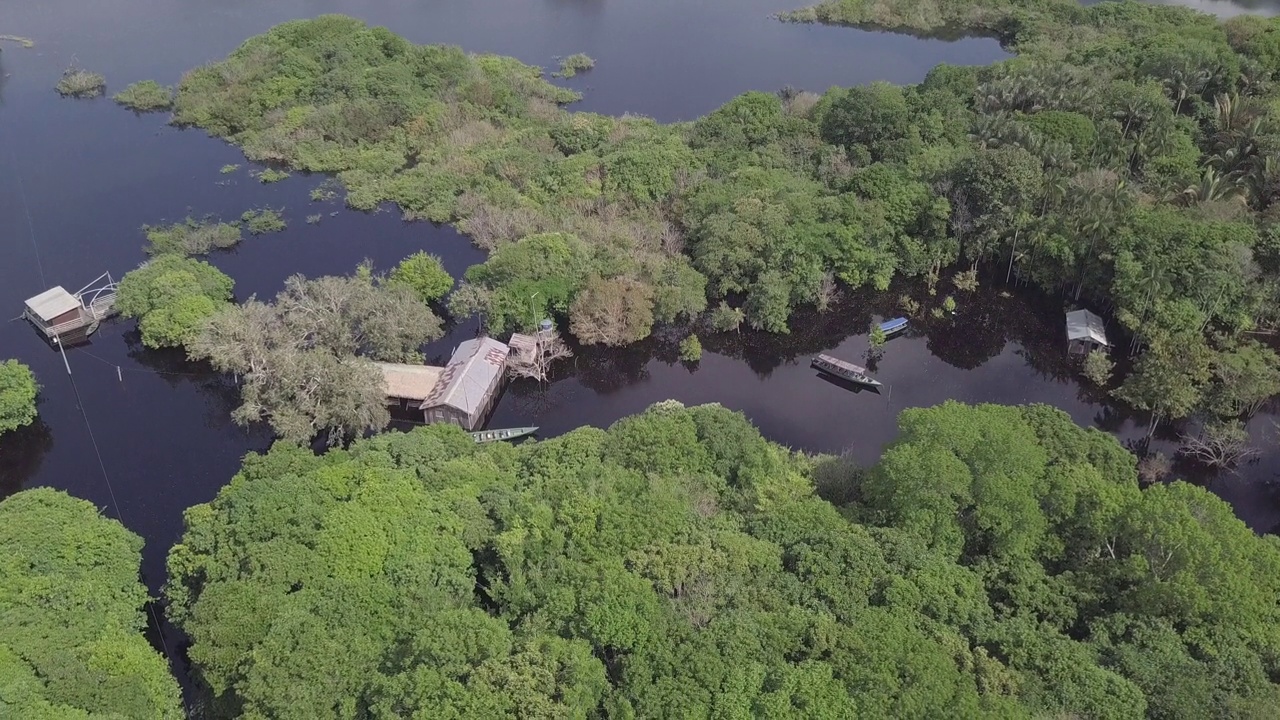 亚马逊雨林树木、房屋和船只的美丽无人机鸟瞰图，在巴西亚马逊玛瑙斯附近的洪水中里约热内卢Negro。自然、生态、环境、二氧化碳、碳保护的概念。视频素材