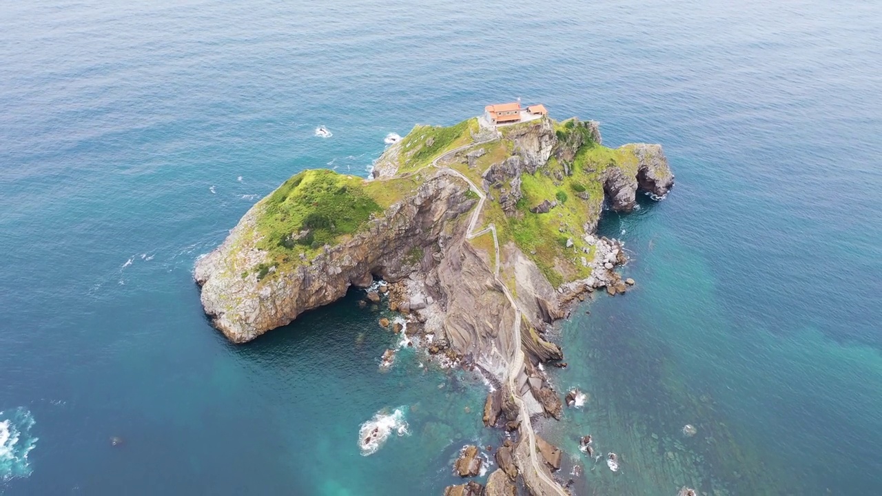 西班牙圣塞巴斯蒂安岩石海岸线的鸟瞰图。
．视频素材