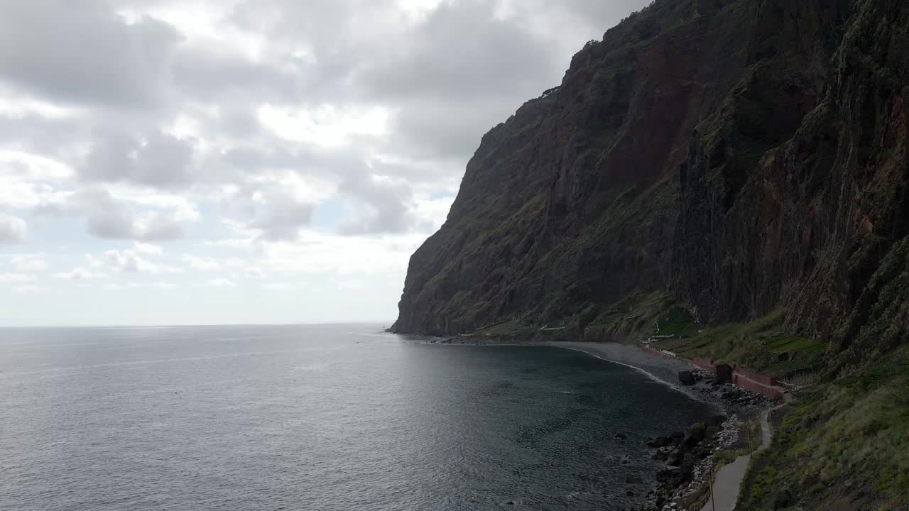 美丽的航拍或无人机沿着葡萄牙马德拉岛海岸拍摄视频素材