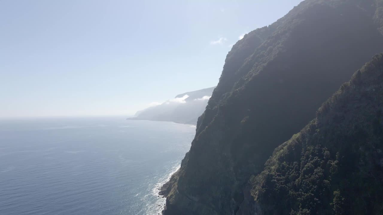 美丽的航拍或无人机沿着葡萄牙马德拉岛海岸拍摄视频素材