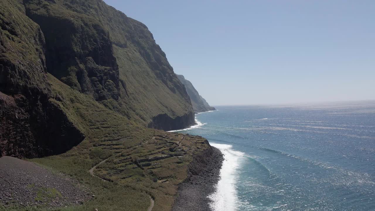 美丽的航拍或无人机沿着葡萄牙马德拉岛海岸拍摄视频素材