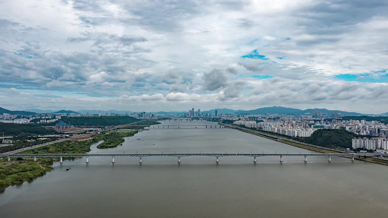 汉江和麻谷大桥的城市景观/首尔江西区，韩国视频素材