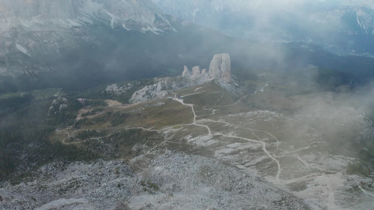 向后飞越阿威罗山顶，云层，五角塔，白云石。视频素材