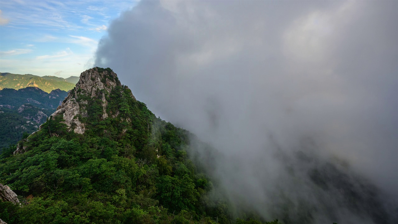 韩国江原道雪岳山、公nyongneungseridge和新善台附近的云、云海和自然风景视频素材