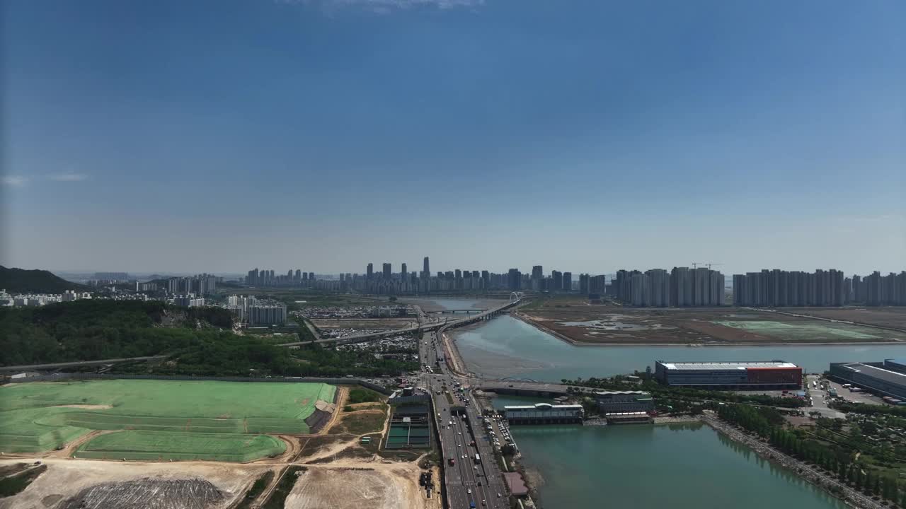 Ongnyeon立交和京仁第二高速公路/ michuhol区附近的城市景观，仁川，韩国视频素材