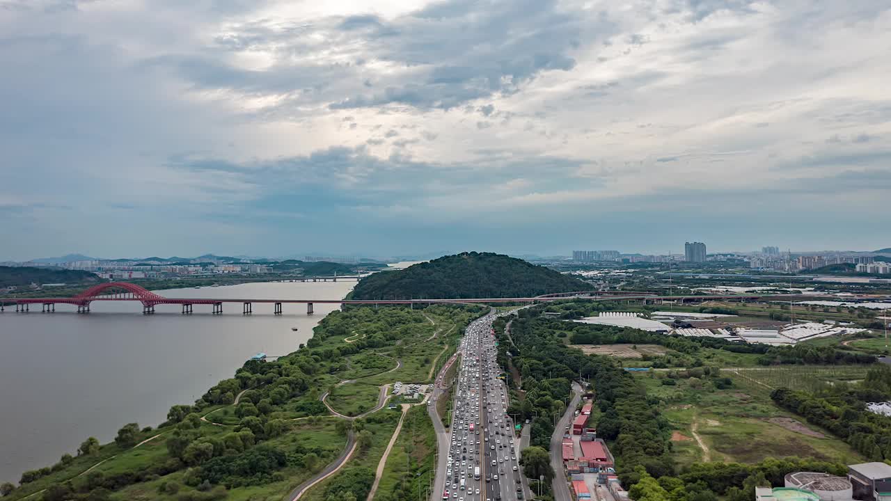 韩国首尔，文路路口附近的紫玉路和邦花大桥视频素材