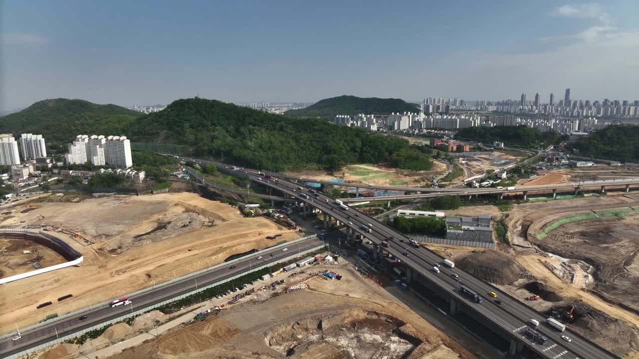 Hagik路口和京仁第二高速公路/ michuhol区附近的城市景观，仁川，韩国视频素材