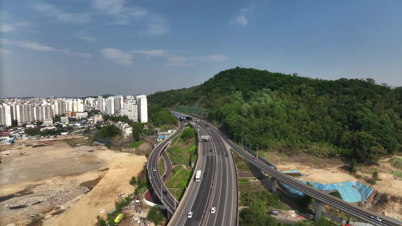 Hagik路口和京仁第二高速公路/ michuhol区附近的城市景观，仁川，韩国视频素材