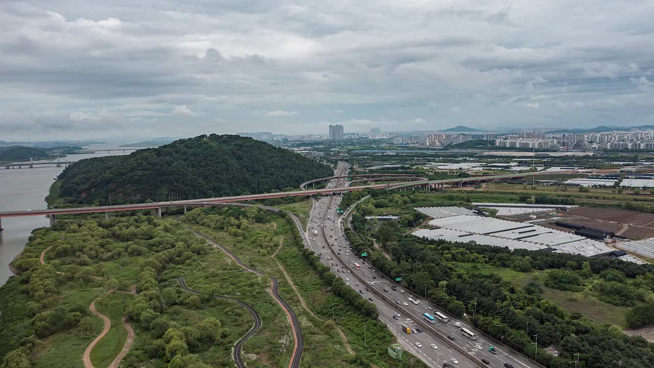 韩国首尔，文路路口附近的紫玉路和邦花大桥视频素材