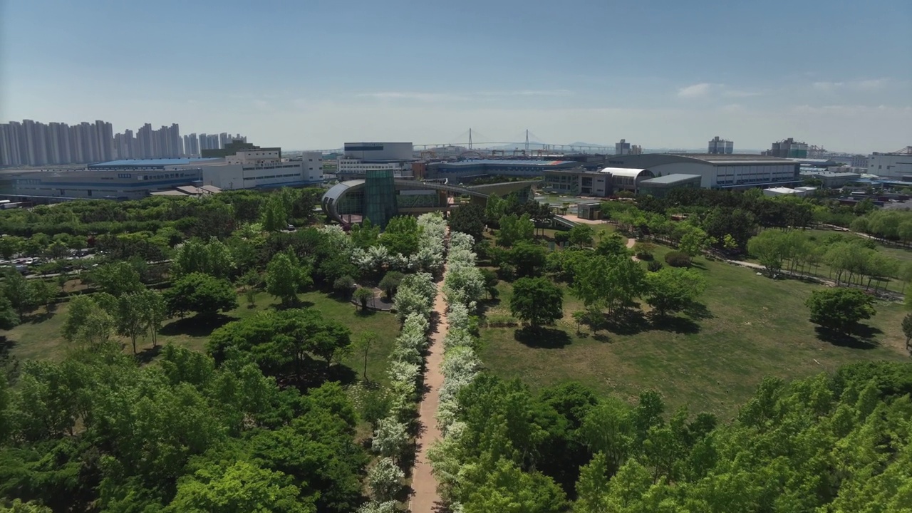 南行社区公园和龙贤盖特谷水库周围的风景/ michuhol区，仁川，韩国视频素材