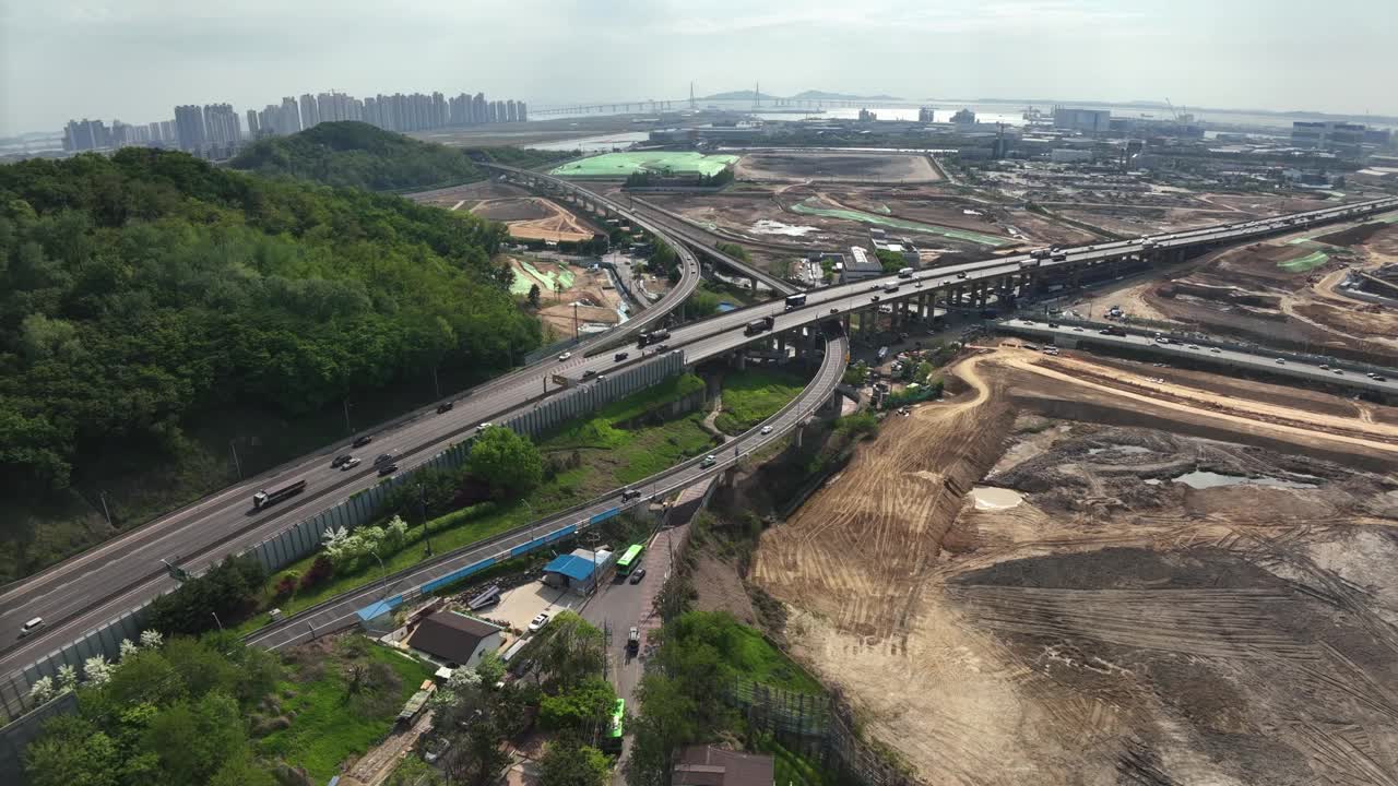 Hagik路口和京仁第二高速公路/ michuhol区附近的城市景观，仁川，韩国视频素材