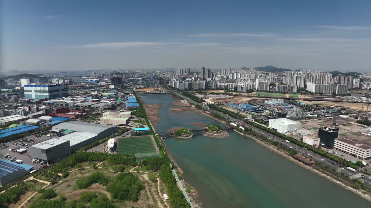 韩国仁川michuhol区龙贤gaetgol水库周围的风景视频素材