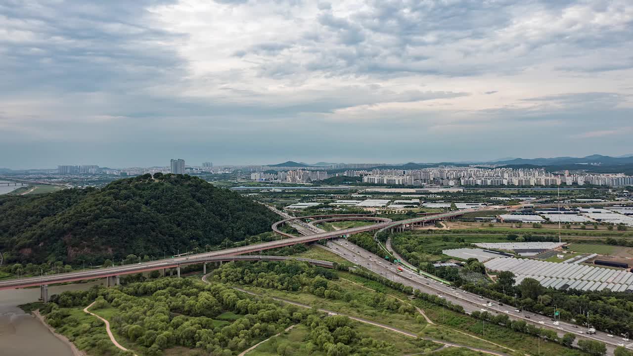 韩国首尔，文路路口附近的紫玉路和邦花大桥视频素材