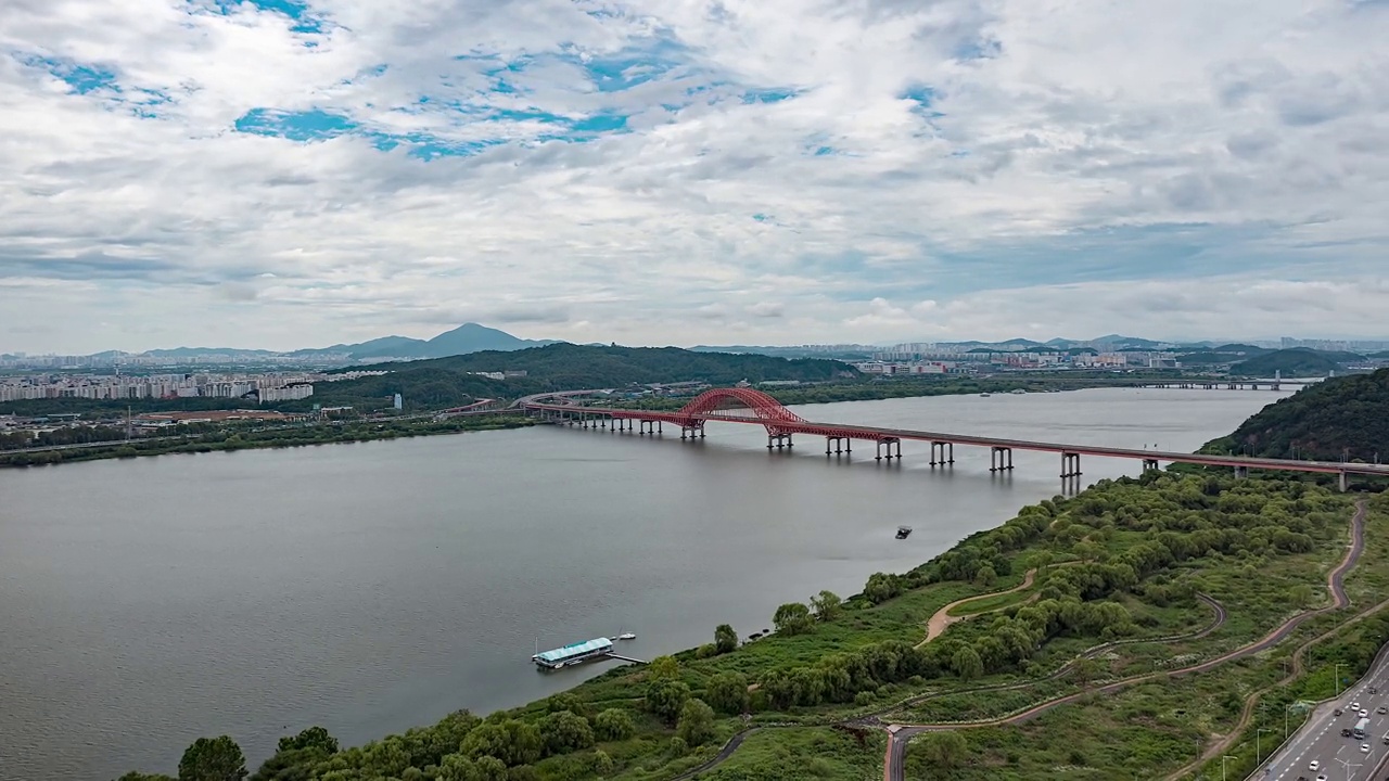 汉江和芳华大桥的城市景观/首尔，京畿道，韩国视频素材