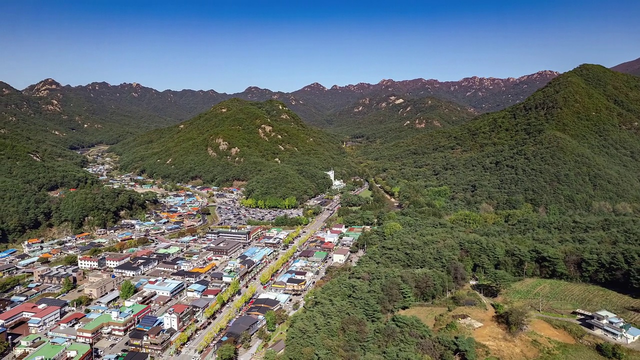 韩国忠清北道扶恩郡松尼山公路周围的村庄风景视频素材