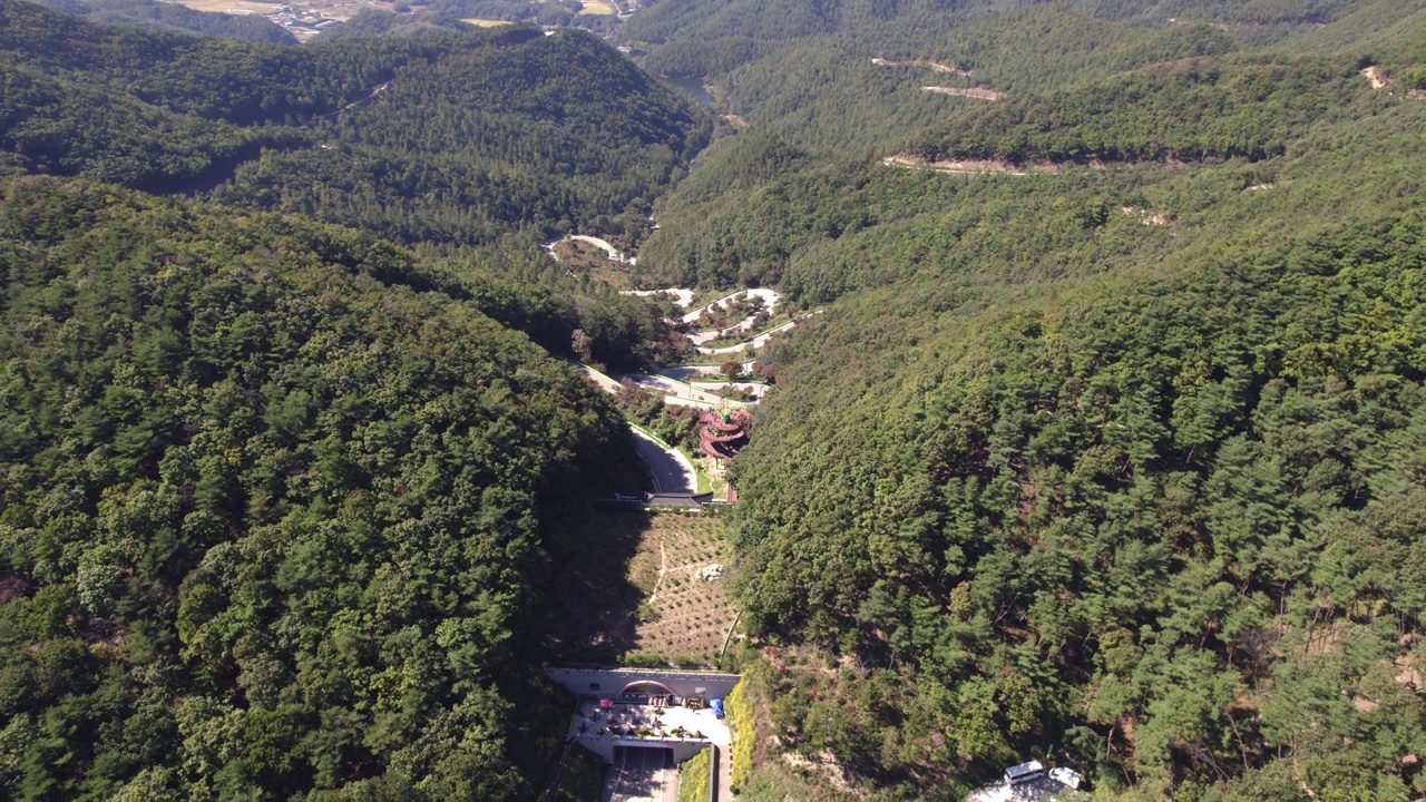 韩国忠清北道扶恩郡松尼山马尔提宰山口的风景视频素材