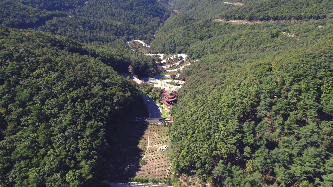 韩国忠清北道扶恩郡松尼山马尔提宰山口的风景视频素材