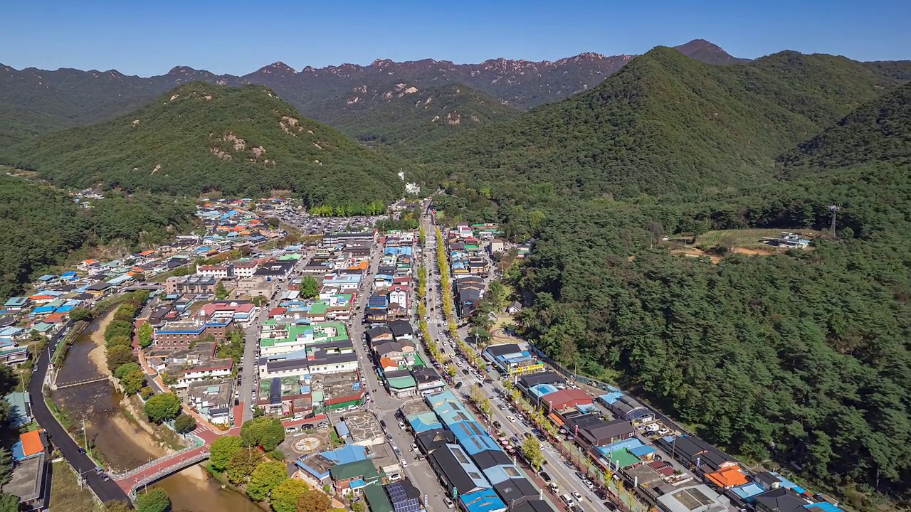 韩国忠清北道扶恩郡松尼山公路周围的村庄风景视频素材