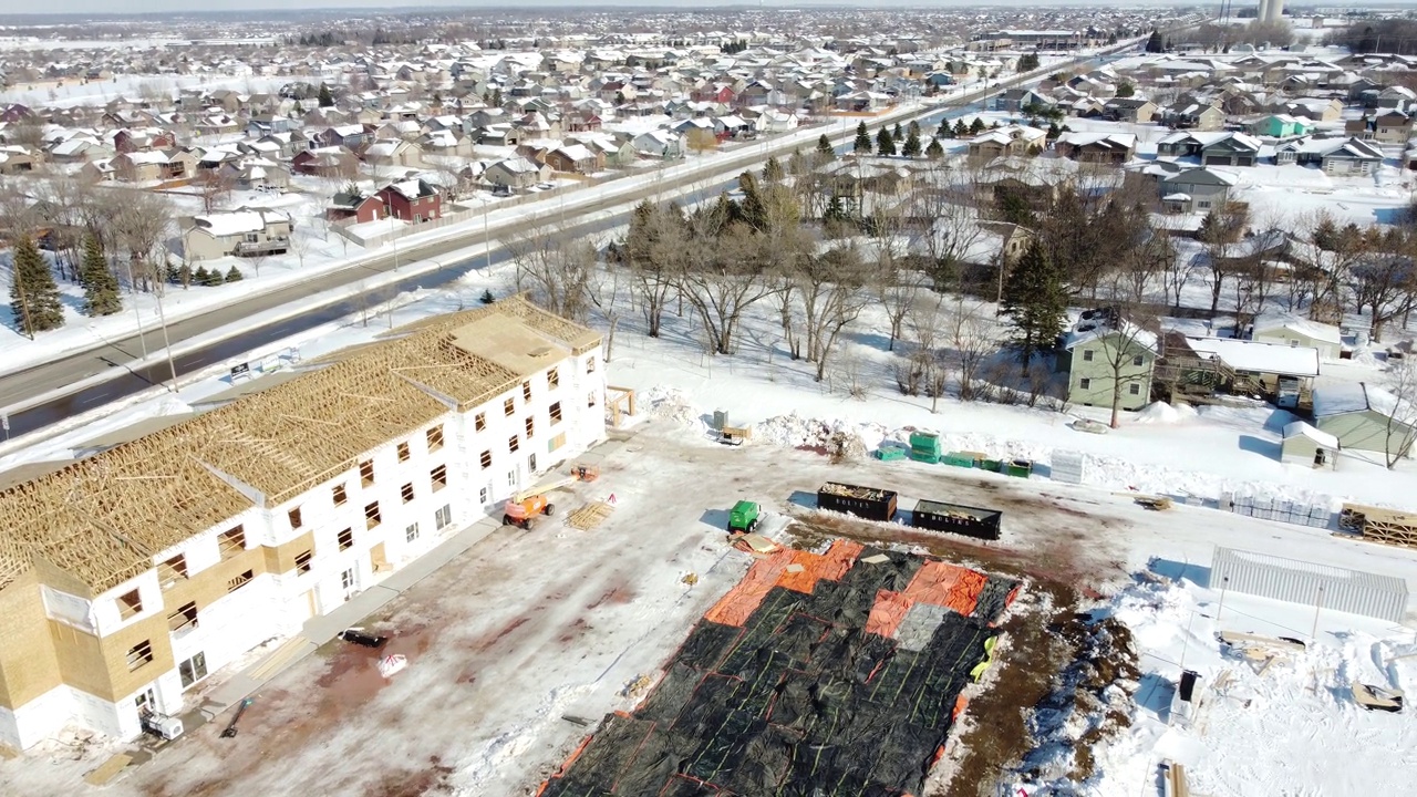 冬季，从无人机上空俯瞰多户住宅建设项目和集结地的360度全景。视频素材