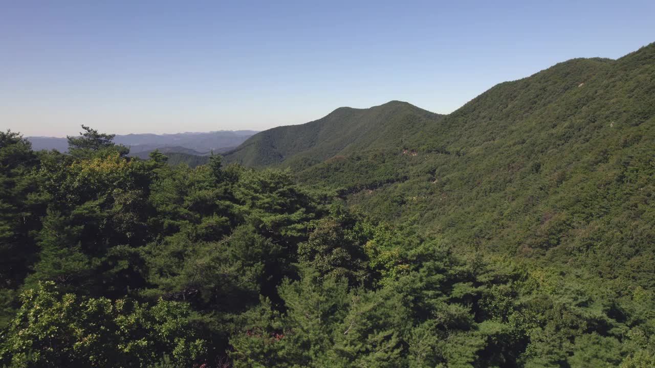 韩国忠清北道扶恩郡松尼山马尔提宰山口的风景视频素材