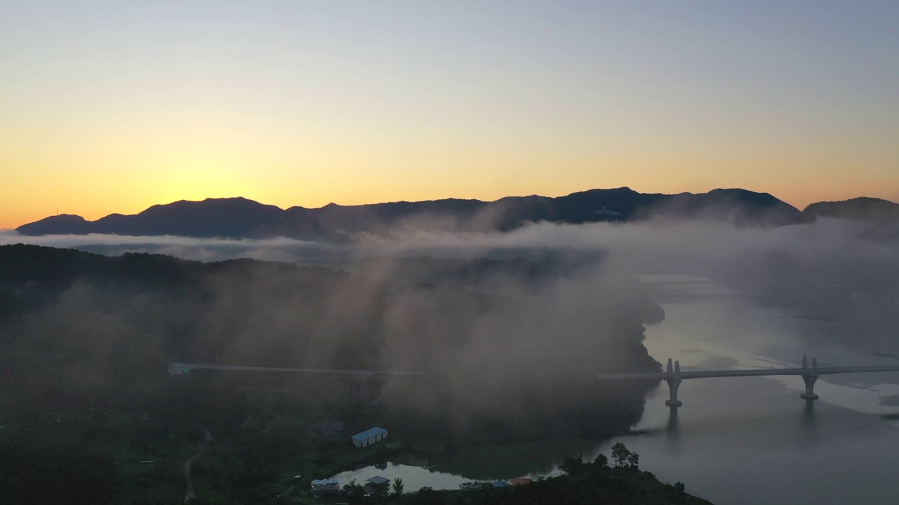 湖泊、加平大桥、日出和云海的自然风光/韩国京畿道加平郡视频素材