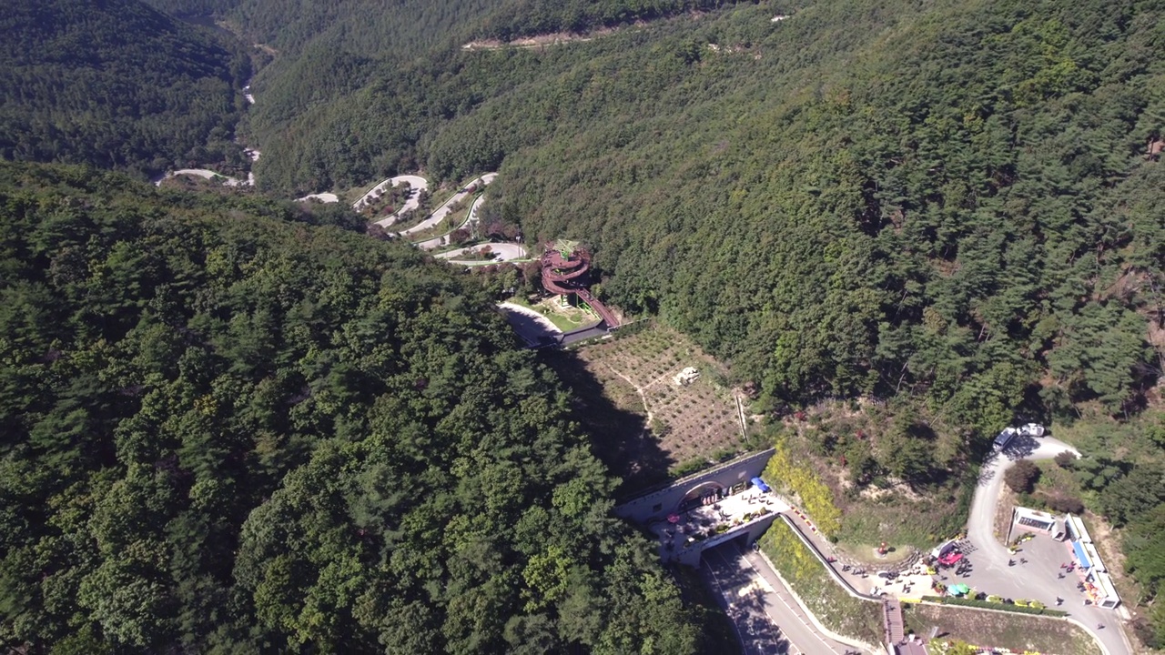 韩国忠清北道扶恩郡松尼山马尔提宰山口的风景视频素材