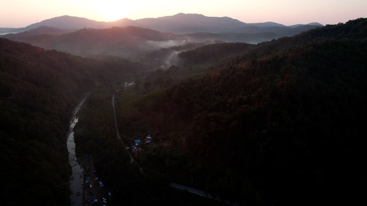 俯视乡村公路穿过绿色森林和山脉视频素材