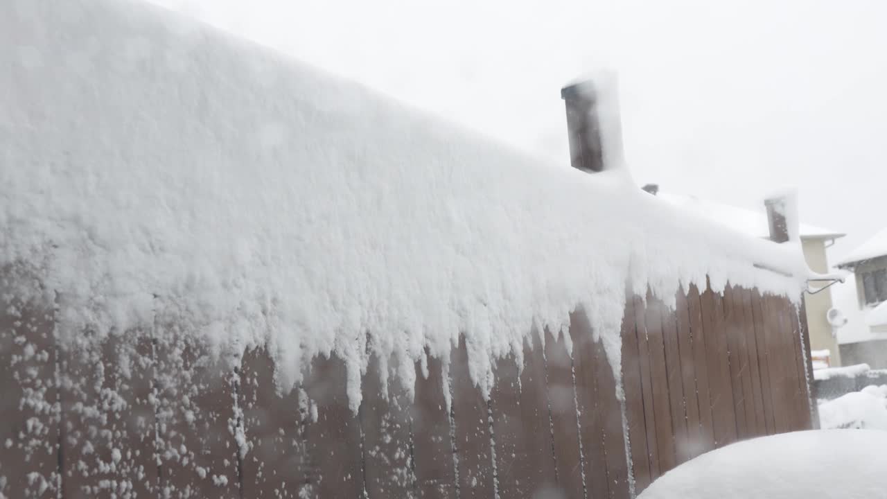 在暴雪和狂风的背景下，围栏被雪覆盖。视频素材