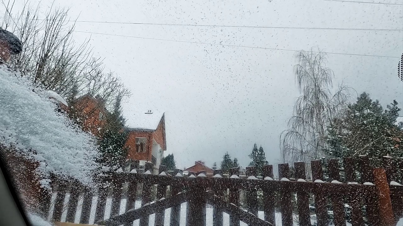 清理汽车上的积雪视频素材