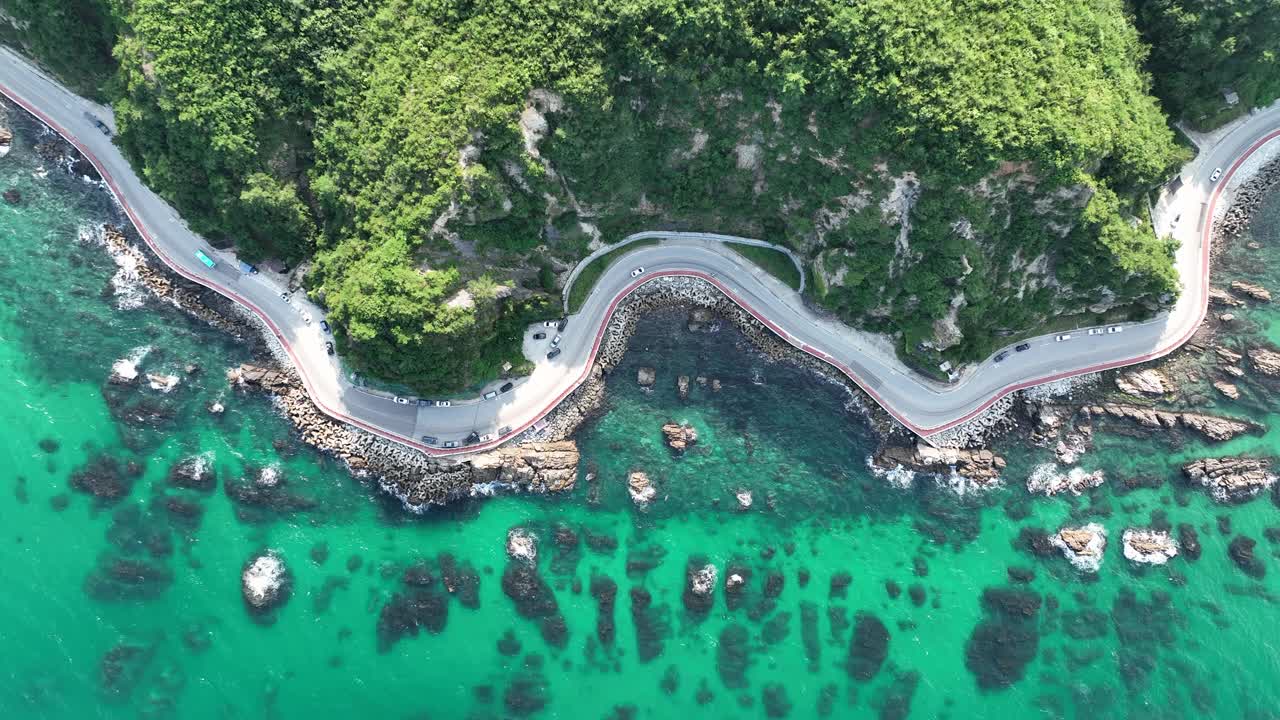 在韩国江原道江陵市宪花海岸路上行驶的汽车视频素材