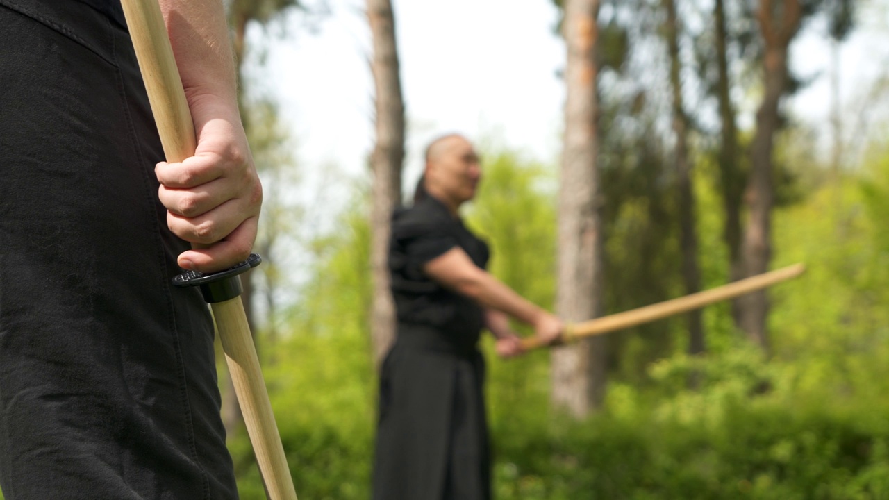 一名日本武士，穿着和服，手里拿着他的剑和武士刀视频下载