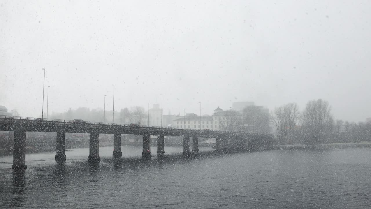 卑尔根遭遇暴雪:桥梁和汽车交通视频素材