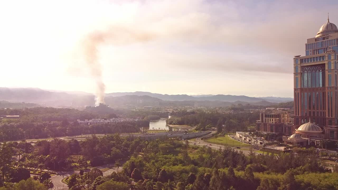 由于无人机拍摄的火灾，城市的空气污染视频素材