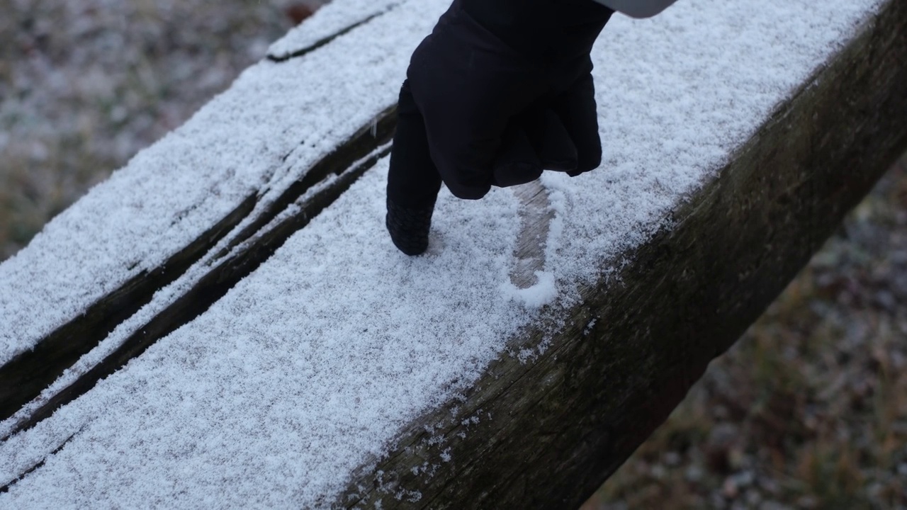 在雪中画心视频素材