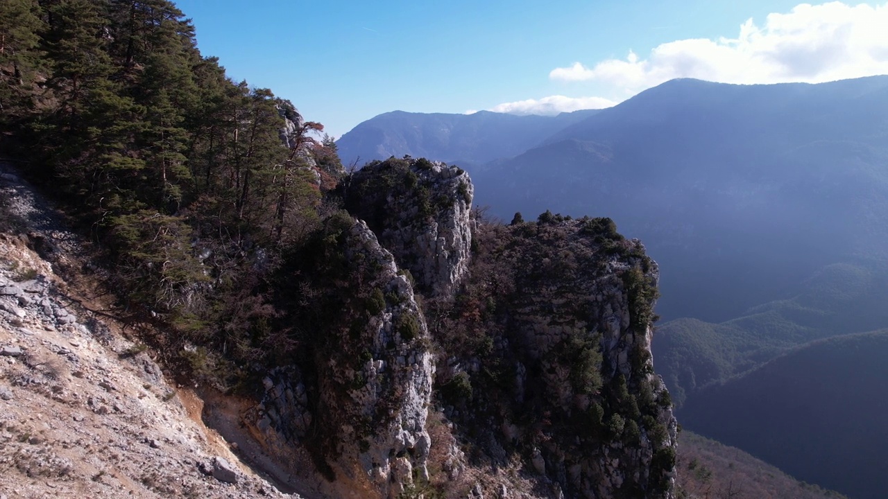 在埃斯顿山谷的阿尔卑斯山脉无人机视图视频素材