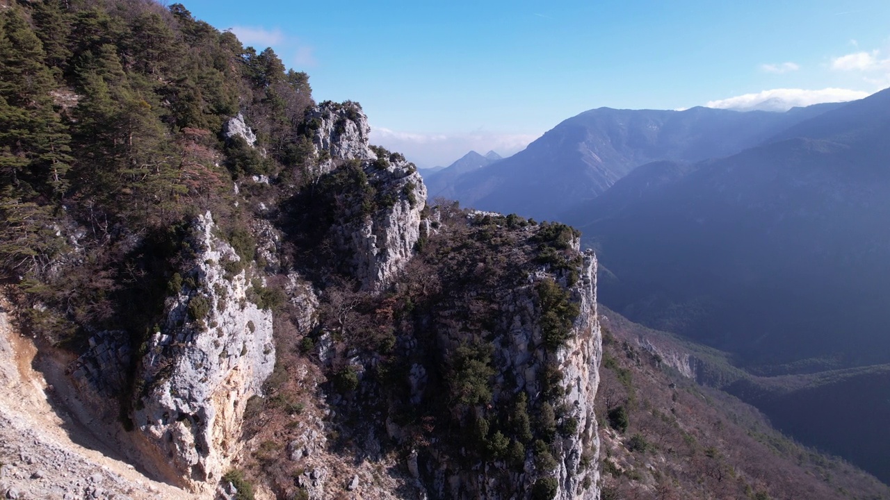 从空中俯瞰埃斯顿山谷的阿尔卑斯山脉视频素材